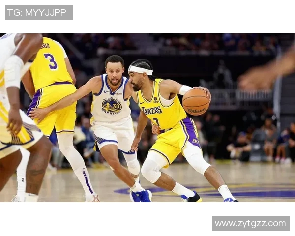 76人对湖人激战正酣球星对决引发球迷热议与期待